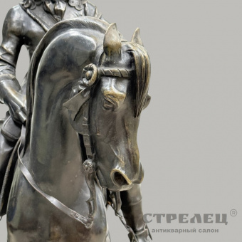 фото — бронзовая статуя «карл i верхом на коне». европа, 19 век